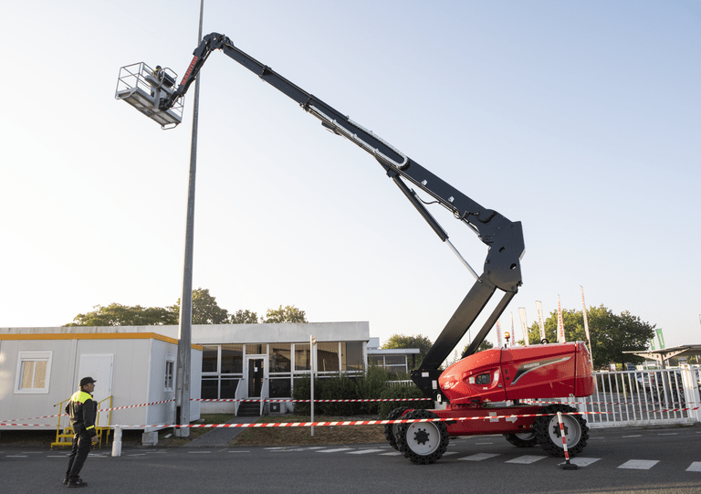 Nacelle télescopique grande hauteur manitou