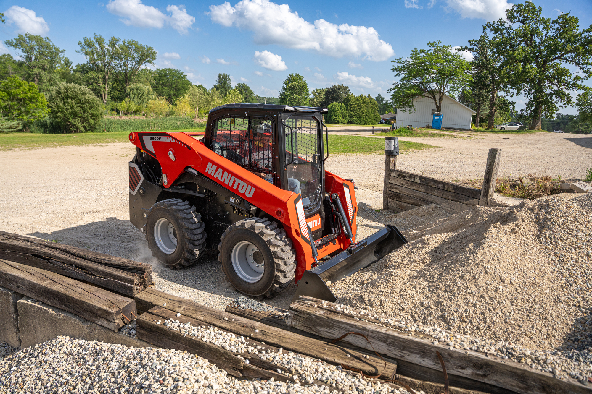 chargeuse compacte sur pneus manitou