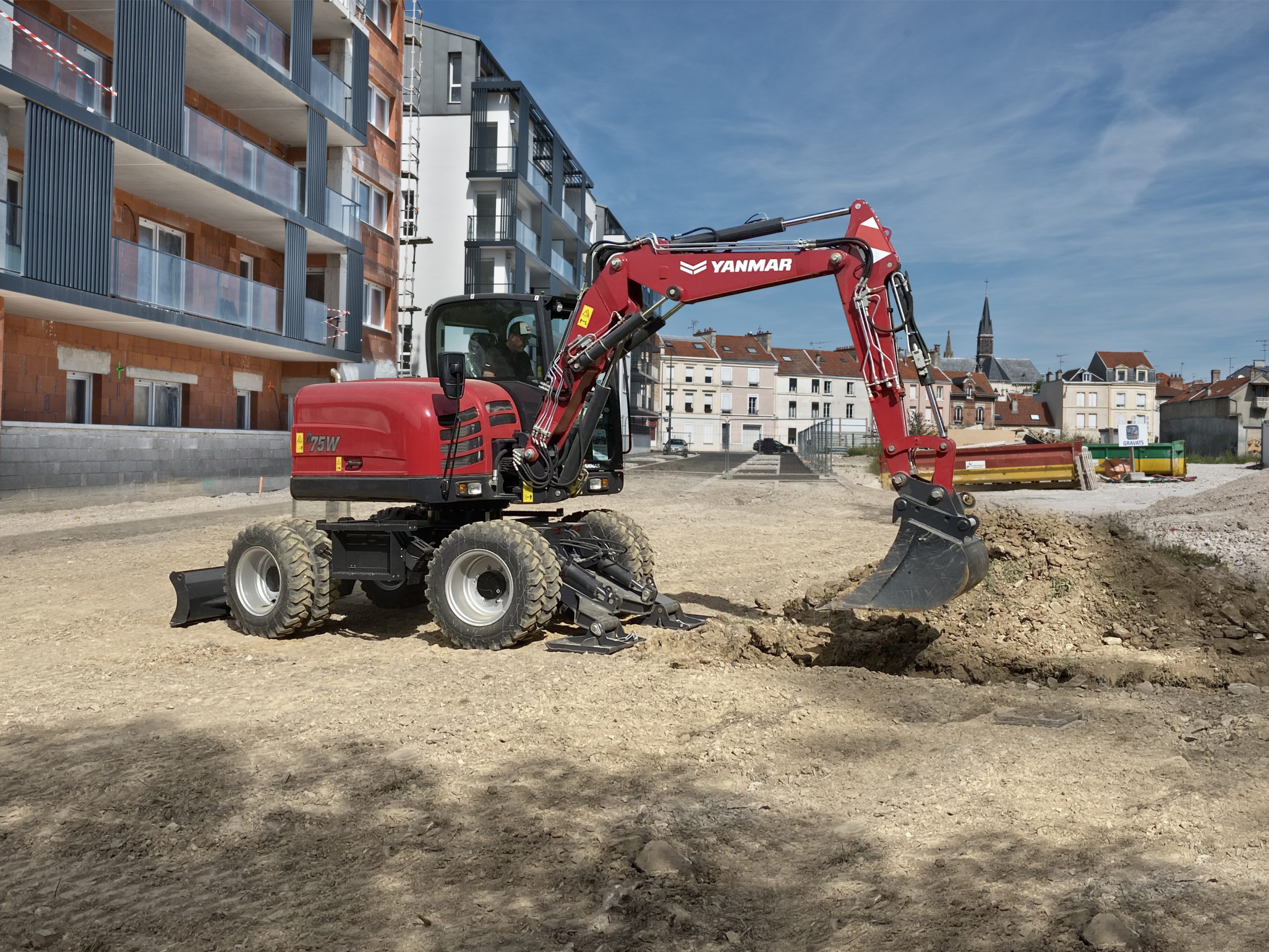 B75 pelle sur pneus Yanmar