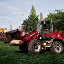 V100 chargeuse sur pneux yanmar